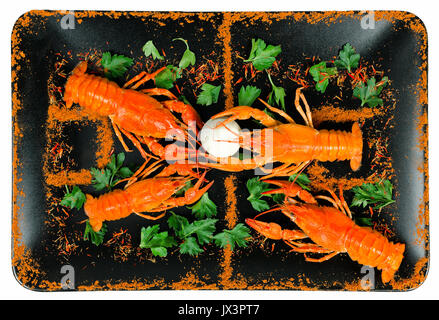 Flusskrebse auf eine quadratische Platte in Form von einem Fußballplatz Fußball spielen mit einem Ball von Eigelb. Stockfoto