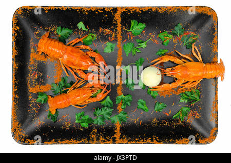 Flusskrebse auf eine quadratische Platte in Form von einem Fußballplatz Fußball spielen mit einem Ball von Eigelb. Stockfoto