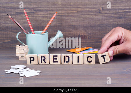 Vorhersagen Konzept. Holz- Buchstaben auf dunklem Hintergrund. Büro Schreibtisch Stockfoto