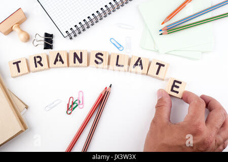 Translate Konzept. Holz- Buchstaben auf weißem Hintergrund. Stockfoto