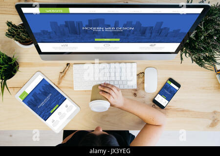 Ansicht von oben von Frau trinkt Kaffee und Geräte mit reaktionsschnellen website design Stockfoto