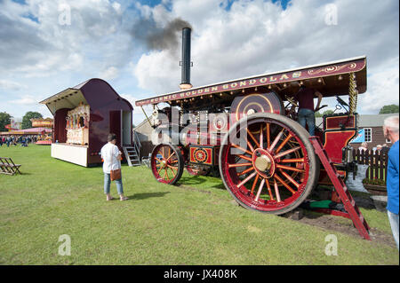 Fowler Showman der Dampfmaschine und Dampf Orgelspiel für Besucher in Driffield Dampf- und Oldtimer Rallye in der East Riding von Yorkshire, England, Großbritannien Stockfoto