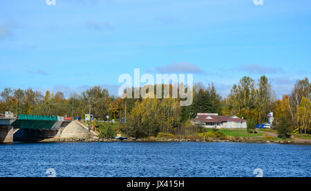 Wyborg, Russland - Nov 6, 2016. Herbst Landschaft mit dem See in Wyborg, Russland. Vyborg ist 174 km nordwestlich von Sankt Petersburg und nur 30 km von der Fin Stockfoto