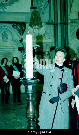 Prinzessin Anne leuchtet eine Kerze in der Westminster Abbey feiern 50 Jahre Allgemeine Erklärung der Menschenrechte in London Dezember 1998 Stockfoto