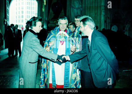 Prinzessin Anne mit der Sehr Pfr. Dr. Wesley Carr Kennzeichnung 50 Jahre Allgemeine Erklärung der Menschenrechte in der Westminster Abbey in London, Dezember 1998 Stockfoto