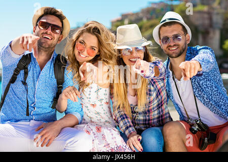 Eine Gruppe von Freunden, die witzige Portraits im Freien Stockfoto