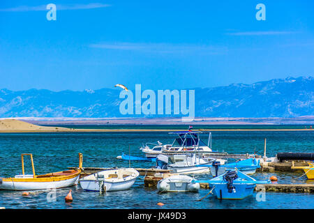 Malerische Aussicht am sandigen Strand in Nin Stadt, bekannte Orte für Kitesurfen, Kroatien. Stockfoto