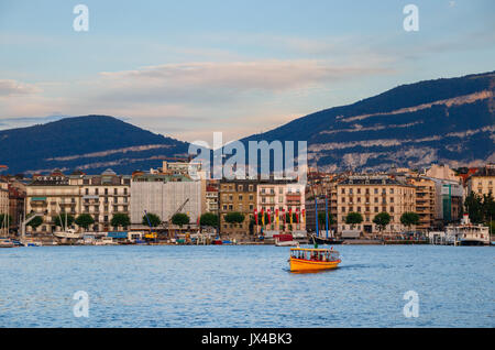 Gelbe Boot überqueren Sie die Rhone mit Gebäuden entlang des Quai Gustave-Ador auf der anderen Seite während des Sonnenuntergangs. Genf, Schweiz. Stockfoto