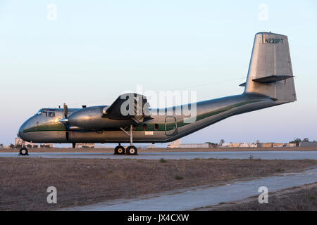 Turboprop umgewandelt De Havilland Canada DHC-4 Caribou [Verordn.: N238 PT] in Schürze 4 Am späten Abend geparkt. Stockfoto