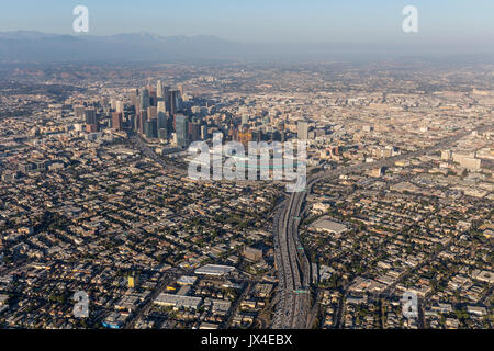 Antenne von Sommersmog oberhalb der Innenstadt von Los Angeles in Südkalifornien. Stockfoto