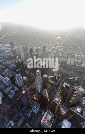 Smoggy Sommernachmittag Luftaufnahme der Städtischen downtown Türme in Los Angeles, Kalifornien. Stockfoto