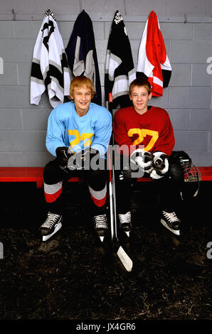 Teenage Hockeyspieler im Umkleideraum in Stockfoto