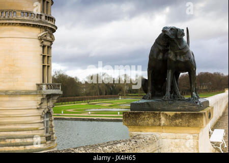 Formale Gärten und Wassergraben des Schlosses von Chantilly Stockfoto