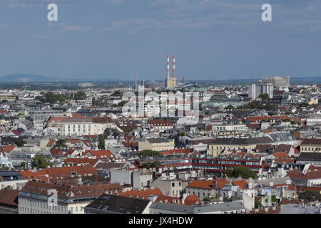 Wien, Österreich. Blick über Wien zur speziellen Müll- und Klärschlammverbrennungsanlage Simmeringer Haide Stockfoto