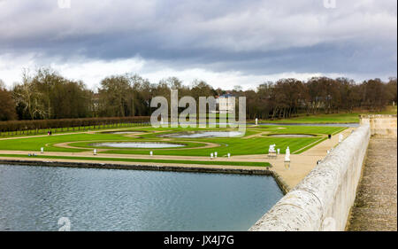 Formale Gärten und Wassergraben des Schlosses von Chantilly Stockfoto