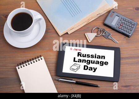 6. Juni russische Sprache Tag. text auf tablet device auf einem Holztisch. Stockfoto