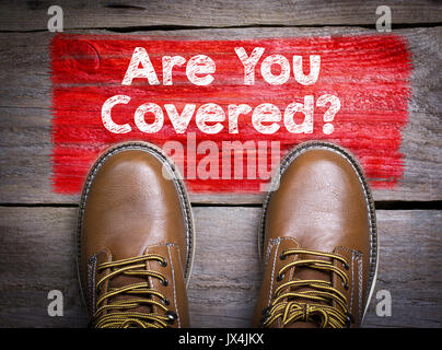 Sind sie abgedeckt. Top View von Boot auf Holz- Hintergrund. Stockfoto