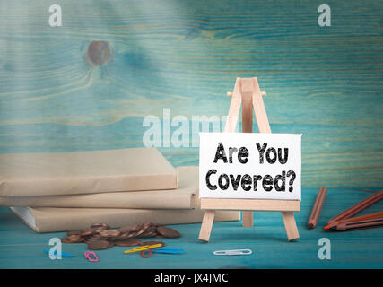 Sind sie abgedeckt. Business Konzept. Aushang durch die Bücher und Geld und Benachrichtigungen. Stockfoto
