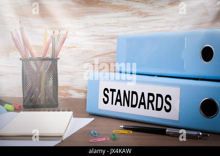Standards, Büro Binder auf hölzernen Schreibtisch. Auf dem Tisch, Buntstifte, Stift, notebook Papier. Stockfoto