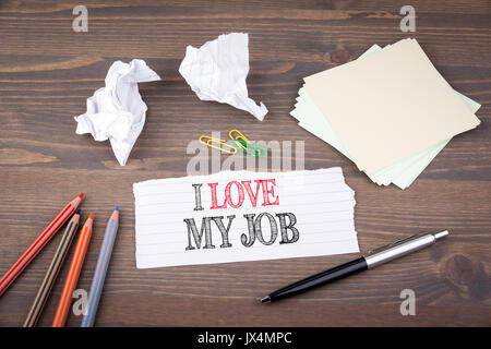 Guter Job Assistant ich liebe meinen Job. Blatt Papier aus der Broschüre auf den Holztisch. Stockfoto