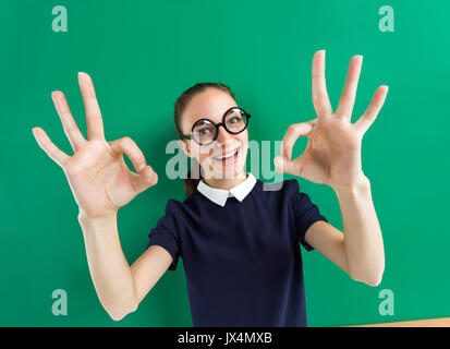 Zurück zu Schule! Freudige junge Studentin, okay. Foto der jugendlich in der Nähe der Tafel, Bildung Konzept. Stockfoto