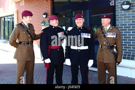 Soldaten tragen ihre charakteristische Kastanienbraune Beret nehmen an der Hochzeit von einem Ihrer Kollegen. Stockfoto