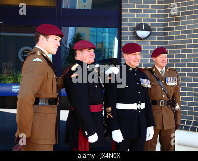 Soldaten tragen ihre charakteristische Kastanienbraune Beret nehmen an der Hochzeit von einem Ihrer Kollegen. Stockfoto