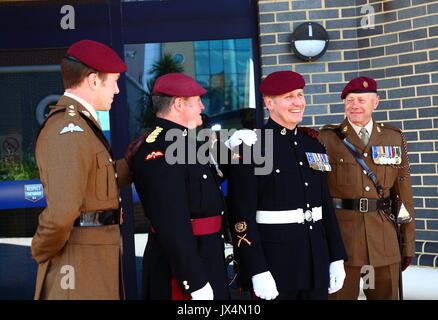 Soldaten tragen ihre charakteristische Kastanienbraune Beret nehmen an der Hochzeit von einem Ihrer Kollegen. Stockfoto