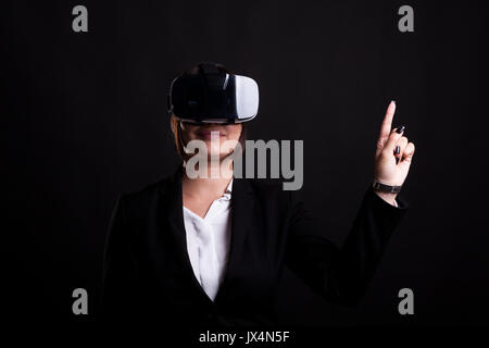 Frau in Anzug tragen ein VR-Headset Stockfoto