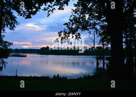 Der Perquiman River bei Sonnenuntergang in der kleinen Stadt Hertford North Carolina. Stockfoto