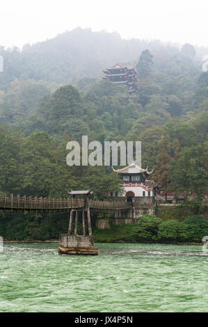 Brücke und Tempel in der Dunst in der dujiangyan Berg Stockfoto