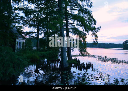 Der Perquiman River bei Sonnenuntergang in der kleinen Stadt Hertford North Carolina. Stockfoto