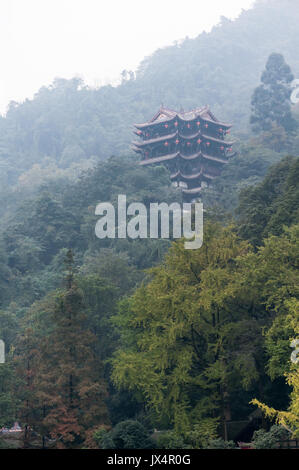 Tempel im Dunst in der dujiangyan Berg Stockfoto