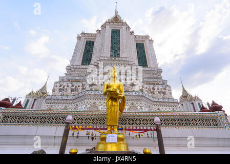 Bangkok, Thailand - 8 August, 2017: goldene Statue in Wat Arun Ratchawararam Ratchawaramahawihan in Thailnd/Öffentliche Sehenswürdigkeit Thai Tempel Stockfoto