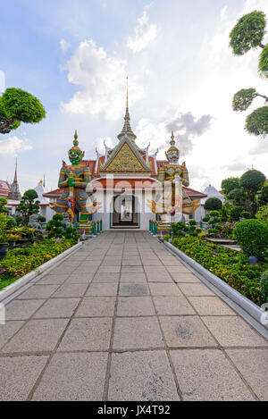 Bangkok, Thailand - 11. August 2017: Riesige Statue im Wat Arun Ratchawararam Ratchawaramahawihan in Thailnd/Öffentliche Sehenswürdigkeit Thai Tempel Stockfoto