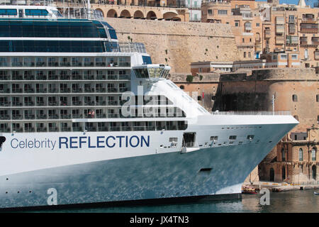 Nahaufnahme der Kreuzfahrtschiff Celebrity Reflexion durch die befestigungsanlagen von Valletta in Malta Grand Harbour Stockfoto