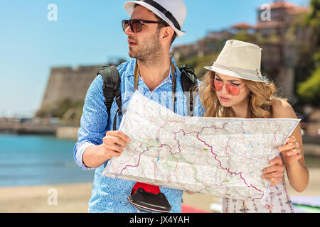 Paar touristische Reisen und mit Karte. Paar touristische Erkundung einer Stadt. Stockfoto