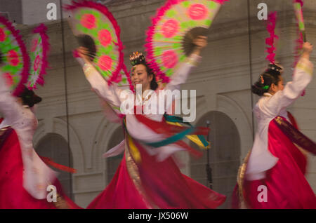 Sao Paulo, Brasilien, 12. August 2017: Koreanische ethnischen Tänzer, Buchaechum, Ventilator Tanz, in der Koreanischen Festival, Stockfoto