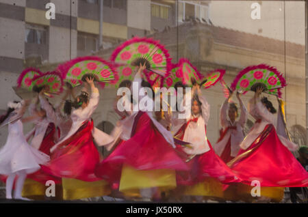 Sao Paulo, Brasilien, 12. August 2017: Koreanische ethnischen Tänzer, Buchaechum, Ventilator Tanz, in der Koreanischen Festival, Stockfoto