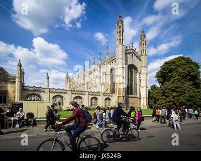 Studenten und Touristen vor dem c 15 Kings College Chapel in Cambridge Großbritannien Stockfoto