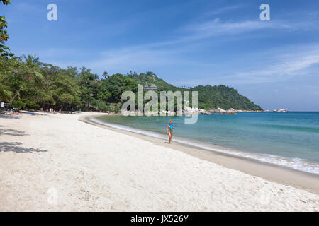 Eine einsame Frau, die zu Fuß auf Thong Nai Pan Noi Beach, Koh Phangan, Thailand Stockfoto