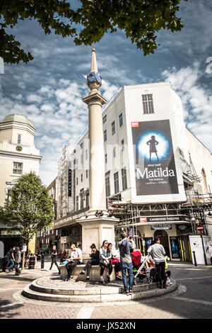 Roald Dahls Matilda im Cambridge Theatre in der Nähe von Seven Dials – ein Viertel in London, in dem sich sieben Straßen um eine Sonnenuhr und eine Säule treffen. Stockfoto