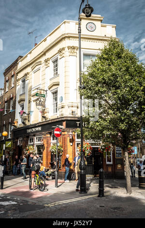 Der Crown Public House auf sieben Zifferblätter - eine Kreuzung in der Nähe von Covent Garden im West End, wo sieben Straßen rund um eine Sonnenuhr und Säule konvergieren. Stockfoto