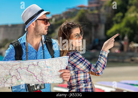 Paar touristische Reisen und mit Karte. Paar touristische Erkundung einer Stadt. Stockfoto