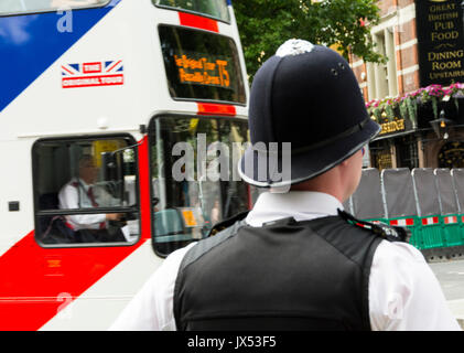 Der Metropolit Polizist (Bobby) auf die "Beat" auf den Straßen von London, Großbritannien Stockfoto