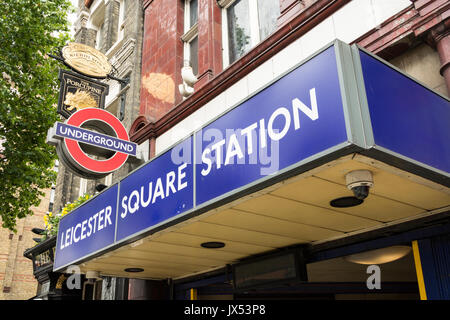 Leicester Square U-Bahnstation Eingang in Londons West End. Stockfoto