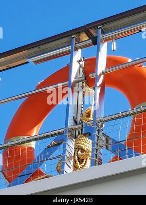 Orange Rettungsring mit Knoten auf nautische Schiff Geländer Stockfoto