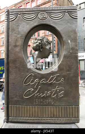 Die Agatha Christie Memorial, Autor und Dramatiker an der Kreuzung der Cranbourn Street und großen Newport Street in der Nähe von Covent Garden entfernt. Stockfoto
