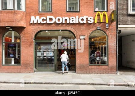 McDonalds Fast Food Restaurant und Imbiss auf St Martins Lane, London, WC2, UK. Stockfoto