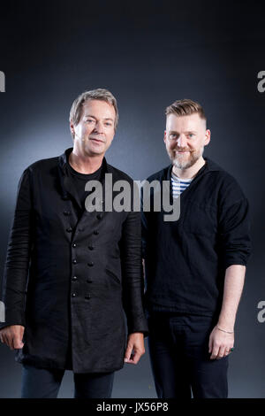 Edinburgh, Großbritannien. 14 Aug, 2017. Julian Clary, (links) der englische Schauspieler und Schriftsteller, mit David Roberts, das preisgekrönte Illustrator, beim Edinburgh International Book Festival erscheinen. Credit: GARY DOAK/Alamy leben Nachrichten Stockfoto